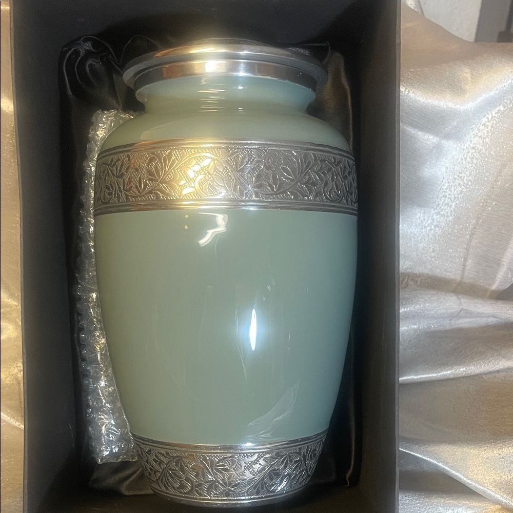 Cremation urn